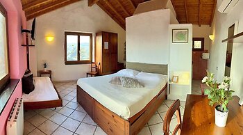 Panoramic Rural House With Garden