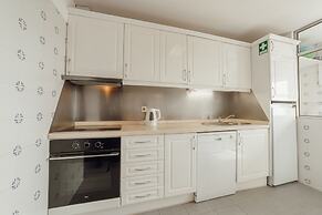 Espinho Modern 3 Bedroom Apartment by Vacationy