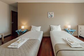 Espinho Modern 3 Bedroom Apartment by Vacationy