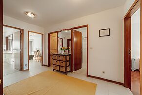 Espinho Modern 3 Bedroom Apartment by Vacationy