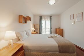 Espinho Modern 3 Bedroom Apartment by Vacationy