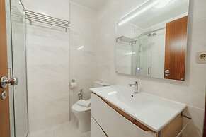 Espinho Modern 3 Bedroom Apartment by Vacationy