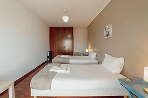 Espinho Modern 3 Bedroom Apartment by Vacationy