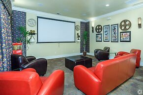 New Upscale 1BR Stay With Mini Golf Sauna Heated Pool