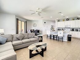 Family Oasis Near Disney - Pool Resort Access