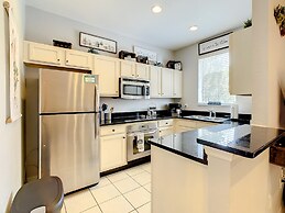 Luxury Townhome Near Disney w Resort Amenities