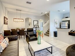 Luxury Townhome Near Disney w Resort Amenities