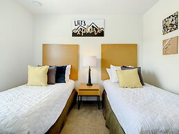 Luxury Townhome Near Disney w Resort Amenities