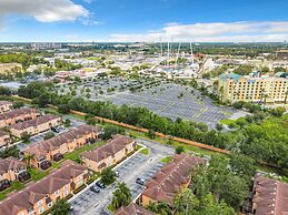 Luxury Townhome Near Disney w Resort Amenities