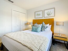 Luxury Townhome Near Disney w Resort Amenities