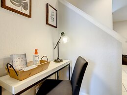 Luxury Townhome Near Disney w Resort Amenities