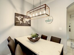 Luxury Townhome Near Disney w Resort Amenities