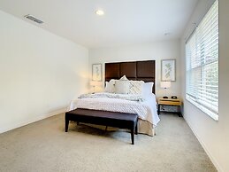 Luxury Townhome Near Disney w Resort Amenities