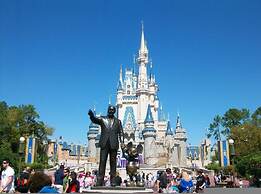 Luxury Townhome Near Disney w Resort Amenities