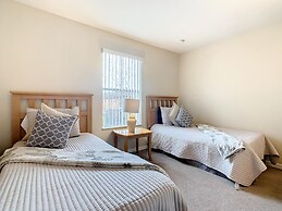 Family Getaway 4BR Townhome by Old Town