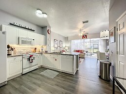 Mickey s Play House Family Fun Comfort