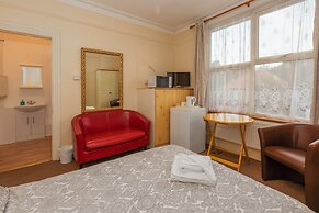 Ricky Road Guest House - Budget