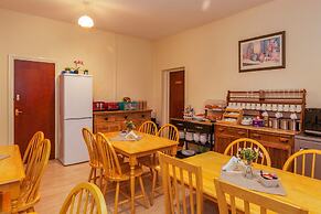 Ricky Road Guest House - Budget