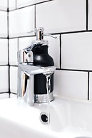 Ricky Road Guest House - Premium