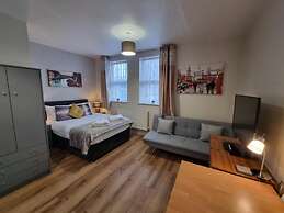 Ricky Road Guest House - Premium