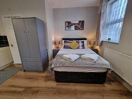 Ricky Road Guest House - Premium