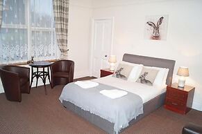 Ricky Road Guest House - Premium