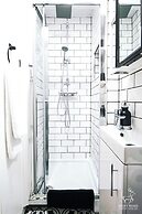 Ricky Road Guest House - Premium