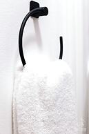 Ricky Road Guest House - Premium