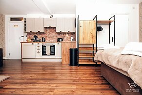 Ricky Road Guest House - Premium