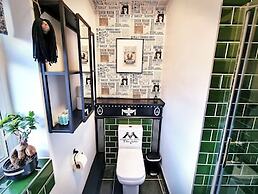 Ricky Road Guest House - Premium