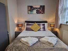 Ricky Road Guest House - Premium