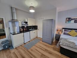 Ricky Road Guest House - Premium