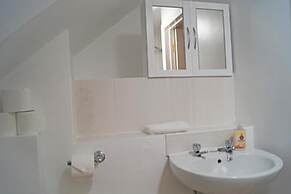 Ricky Road Guest House - Premium