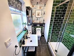 Ricky Road Guest House - Premium