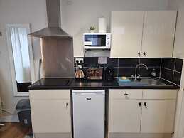 Ricky Road Guest House - Premium