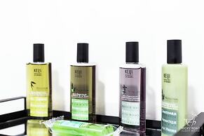 Ricky Road Guest House - Premium