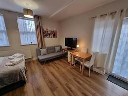 Ricky Road Guest House - Premium