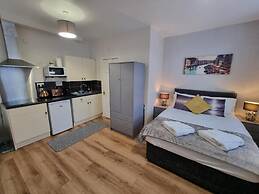 Ricky Road Guest House - Premium