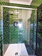 Ricky Road Guest House - Premium