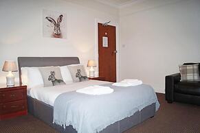 Ricky Road Guest House - Premium