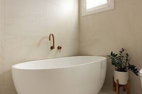 Tugun Retreat - 5BRM Home with Pool