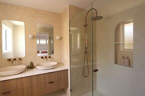 Tugun Retreat - 5BRM Home with Pool