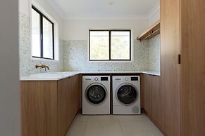 Tugun Retreat - 5BRM Home with Pool