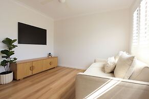 Tugun Retreat - 5BRM Home with Pool