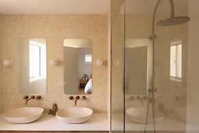 Tugun Retreat - 5BRM Home with Pool