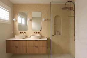 Tugun Retreat - 5BRM Home with Pool