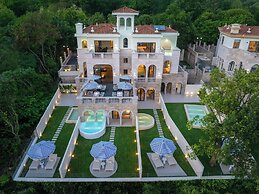 Miyue Roman Holiday Bubble Pool hotel