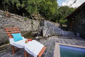 Pax Hotel Rock Villa