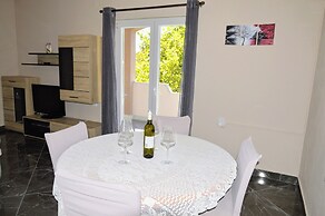 Cozy Seaside Apartment in Vinisce