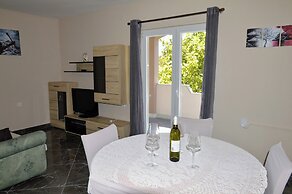 Cozy Seaside Apartment in Vinisce